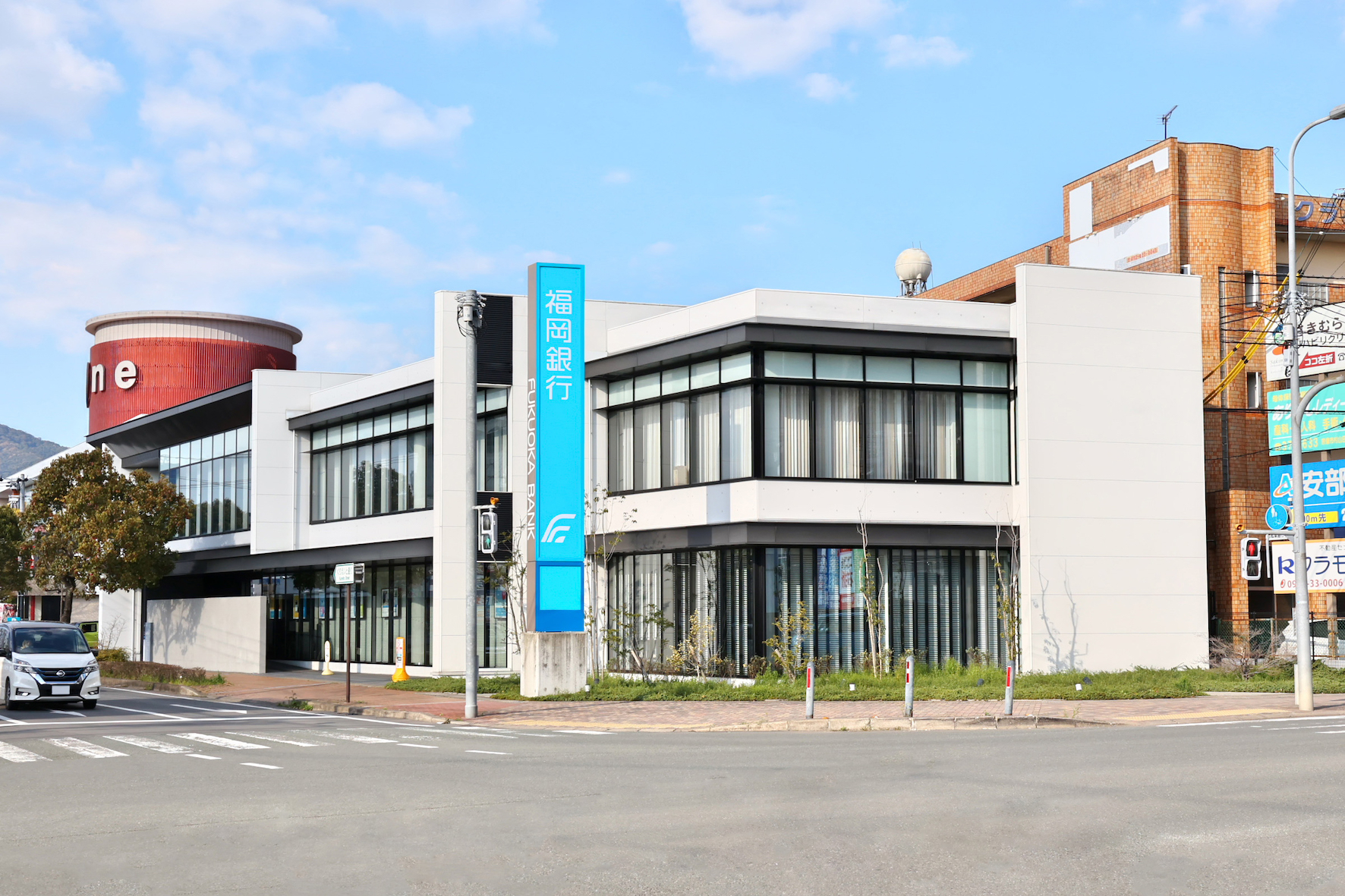 福岡銀行　赤間支店まで1770ｍ。営業時間は、窓口が平日9:00～15:00、ATMは毎日8:00～21:00まで利用可能です。駐車場も完備されており、車での来店にも対応しています。この支店では、通帳繰越、両替、貸金庫、外国送金などの一般的な銀行業務に加え、保険商品の取り扱いやATM宝くじサービスなど多様なサービスを提供しています。また、バリアフリー設備も整備されており、車椅子での来店や専用トイレの利用が可能です。
